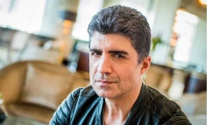 Wer ist Özcan Deniz? Größe – Alter – TV-Serie – Familie