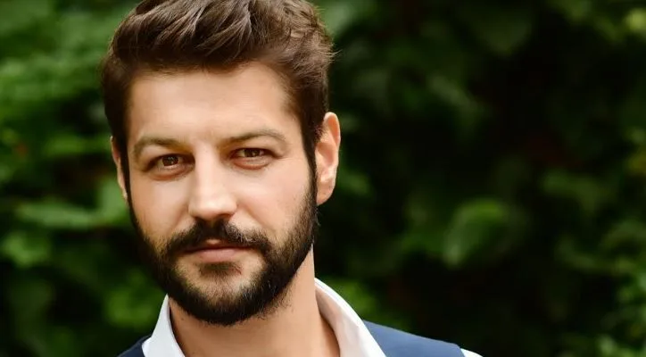 Wer ist Serhat Teoman? Größe – Alter – TV-Serie – Familie