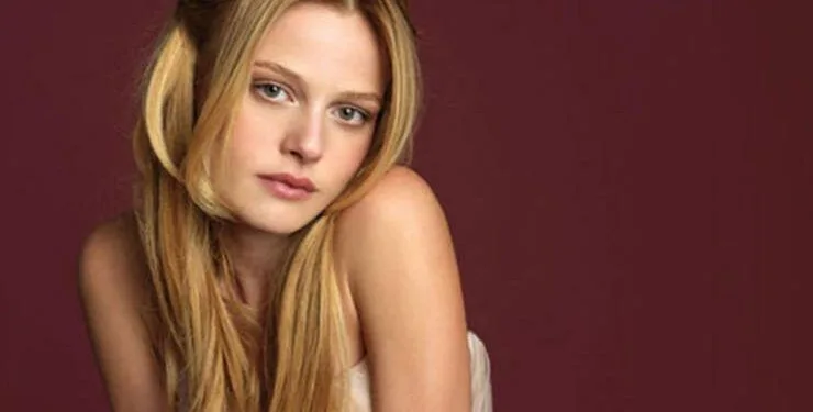 Wer ist Naz Elmas? Größe – Alter – Serie – Familie 1