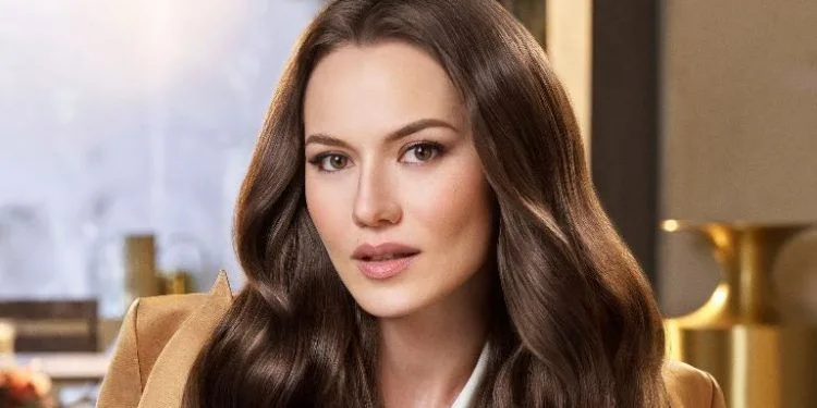 Wer ist Fahriye Evcen? Größe – Alter – Serie – Familie 1