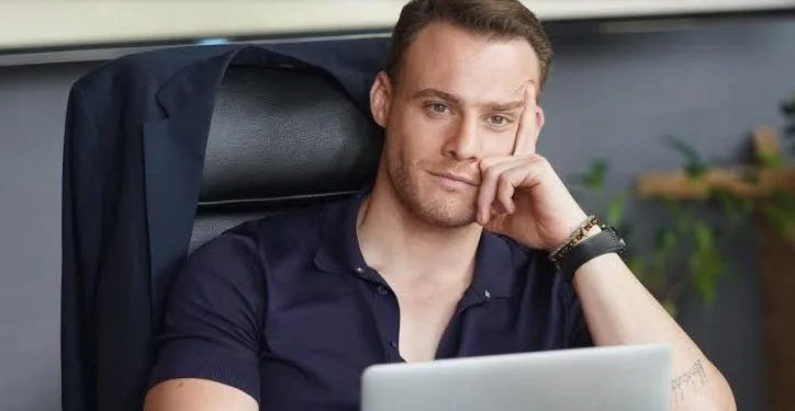 Wer ist Kerem Bürsin? Größe – Alter – Serie – Familie