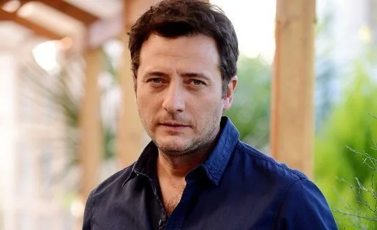 Wer ist Yiğit Özşener? Woher kommt er – Größe – Alter – TV-Serie – Familie