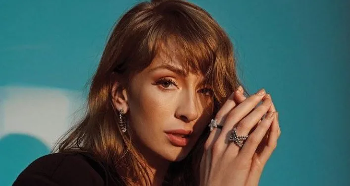 Kıvanç Tatlıtuğs Partnerin Yasemin Allen hat das erste Foto vom Set von Aşıklar Bayramı erhalten!