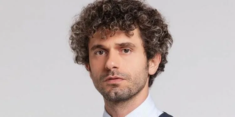 Yiğit Kirazcı verlor sich an seine Rolle in der Fernsehserie Evlilik Hakkında Her Şey!
