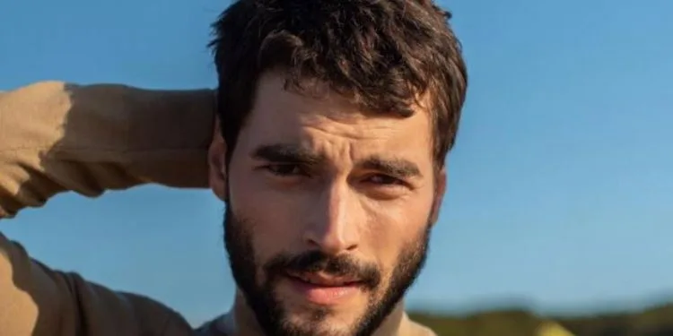 Akın Akınözü klingt wie ein Gogetter in Kaderimin Oyunu! Faszinierend mit seinem neuen Look!