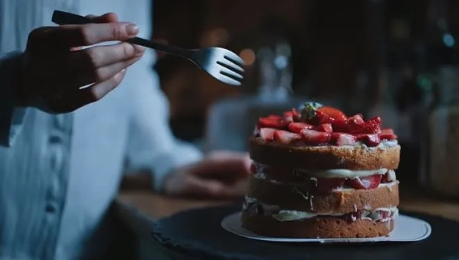 Diese Frage blieb in Camdaki Kız allen im Kopf: Hat Burcu Biricik diesen Kuchen wirklich gegessen?
