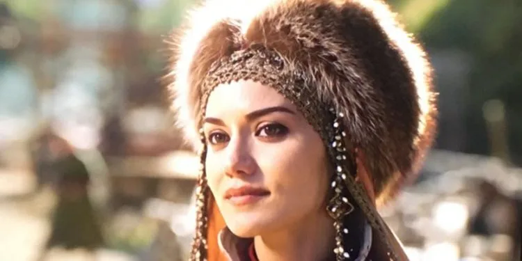 Alparslan-Star Fahriye Evcen ist von echten Pferden gelangweilt, schau, wo sie ihren Atem nahm!