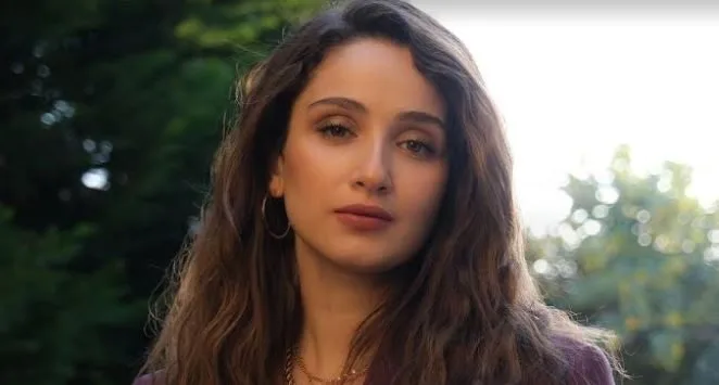 Gökçe Akyıldız, Songül von Kırgın Çiçekler, hat einen neuen TV-Serien-Deal abgeschlossen!