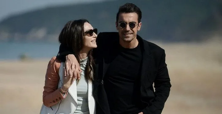 Die Freundschaftsposen von İbrahim Çelikkol und Birce Akalay werden den Feind knacken! Das winzige Detail auf dem Foto hat Sie zum Lächeln gebracht!