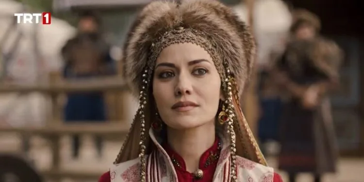 Wer ist der gutaussehende Mann, der Alparslans Akça Hatun über Fahriye Evcen zum Lachen bringt?