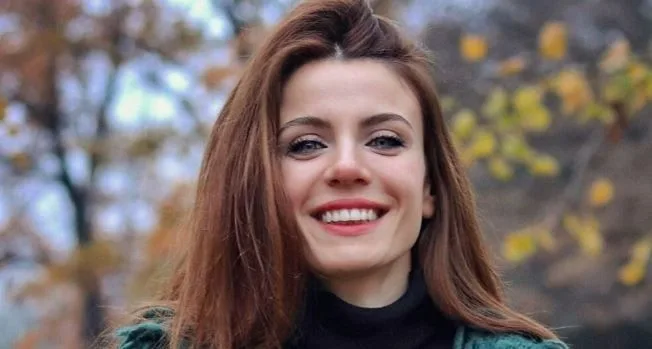 4 Jahre nach der TV-Serie Şevkat Yerimdar ist Başak Parlak wieder im Fernsehen zu sehen!