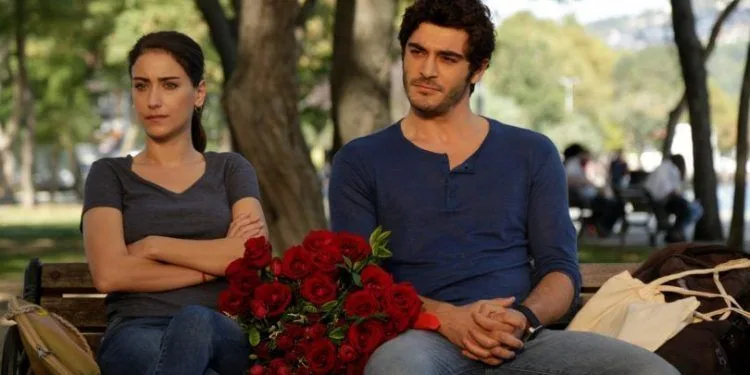 Bizim Hikaye mit Hazal Kaya und Burak Deniz ist in einem anderen Land auf Sendung!