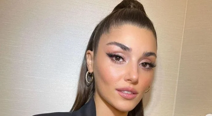 Hande Erçel hat ihren atemberaubenden Posen eine neue hinzugefügt! Ihr Geliebter Kerem Bürsin konnte nicht gleichgültig bleiben!..