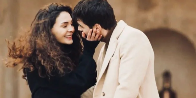 Ebru Şahin und Akın Akınözü starteten eine weitere Serie, aber ihre Fans vermissten Hercai!