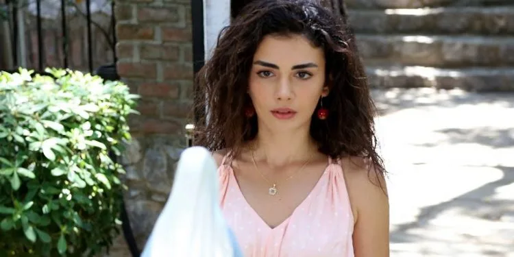Özge Yağız, deren Serien kurz sind, lächelt für die Liebe!
