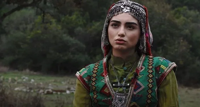 Özge Törer trägt die Worte über die Philosophie von Kuruluş Osman in ihren Alltag!