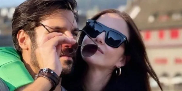 Die Posen des Paares Özge Gürel und Serkan Çayoğlu sind wie aus einer romantischen Filmkomödie!