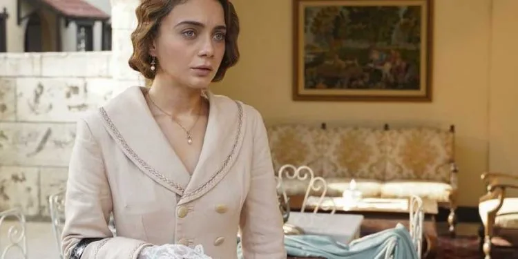 Die schöne Schauspielerin Damla Sönmez erobert die Herzen mit ihrer Rolle als Dilruba in der Aziz-TV-Serie
