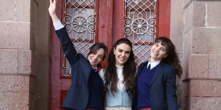 Özgü Kaya, Almila Ada und Melisa Berberoğlu, die sich in der Serie Üç Kız Kardeş kennengelernt haben, sehen sehr gut aus!