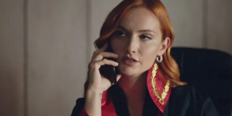Wer die Pose von Başak Gümülcinelioğlu, der Richterin der Yargı-Serie, sieht, schaut noch einmal hin!