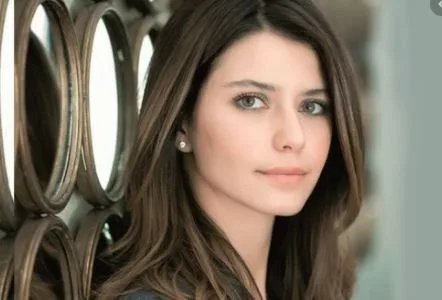 Beren Saat gab die gute Nachricht von zwei neuen Projekten, von denen eines eine Serie ist!