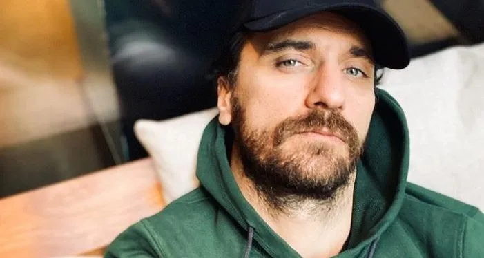 Emotionaler Austausch mit seiner Mutter von Fırat Çelik, über den wegen seiner Rolle in der Fernsehserie Saklı gesprochen wurde