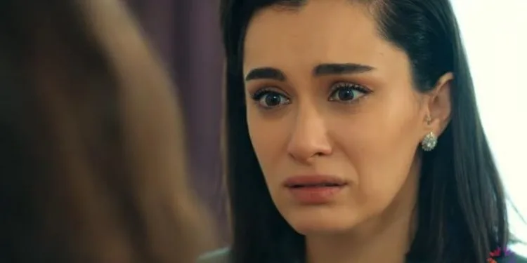 Lassen Sie sich diese Aufführung von Hande Doğandemir nicht entgehen, während Annemizi Saklarken!