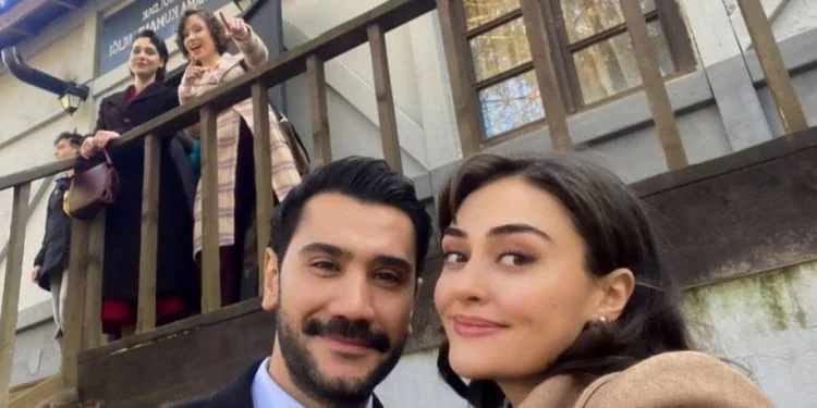 Uğur Güneş und Esra Bilgiç überbrachten die guten Nachrichten aus der Kanunsuz Topraklar-Reihe!