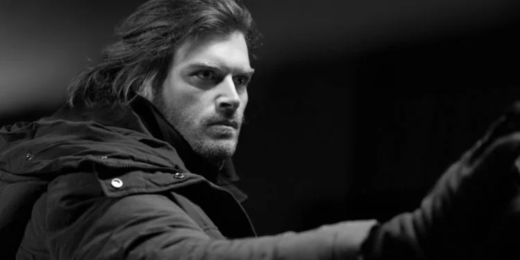 Der gutaussehende Schauspieler Kıvanç Tatlıtuğ hat eine Bitte von seinen Fans!..