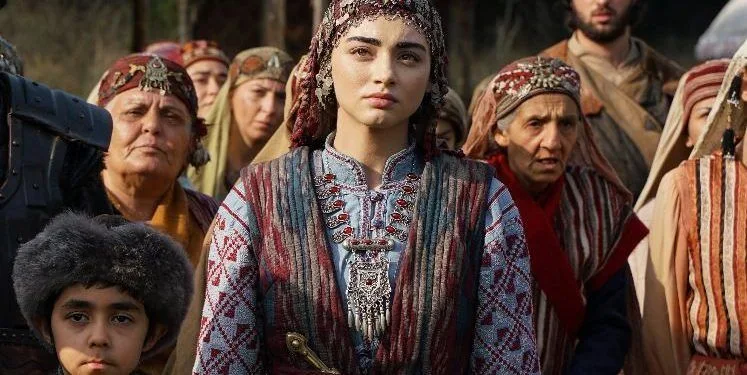 Özge Törer und Yıldız Çağrı Atiksoy sind die Freude am Kuruluş Osman Set!
