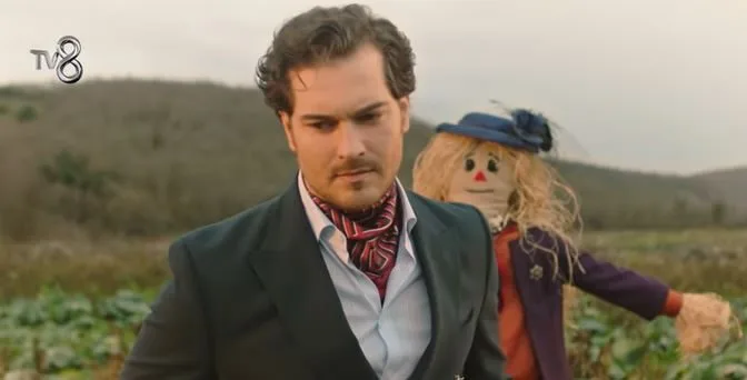 Einen wichtigen Hinweis gibt es im ersten Trailer von Çağatay Ulusoys mysteriöser Serie Süslü Korkuluk!