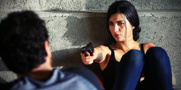 Tuba Büyüküstün und Fırat Çelik, die vor 20 Jahren zusammen in der Fernsehserie Dakika auftraten, sind wieder zusammen!…