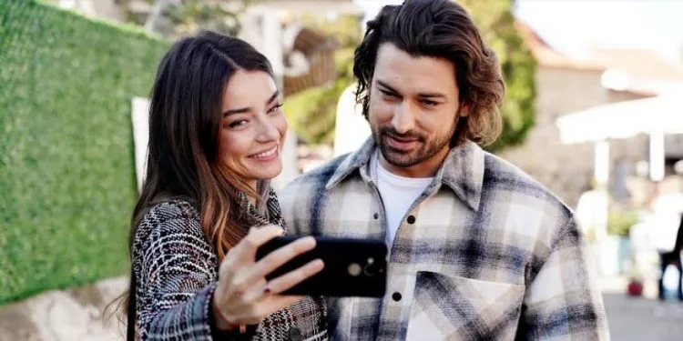 Ayça Ayşin Turan und Alp Navruz haben sich monatelang versteckt und sich endlich mit einem Foto ihre Liebe gestanden!