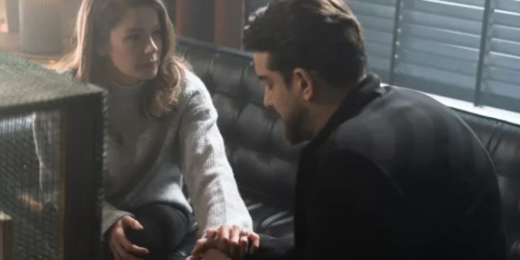Los, lach nicht! Enis Arıkan hat Burcu Biricik, die Nalan von Camdaki Kız, am Set ahnungslos erwischt, es hat nicht wehgetan, sie hat es veröffentlicht!