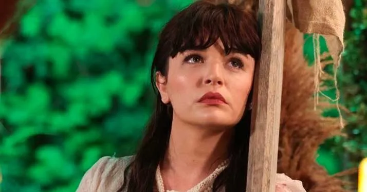 Die Schauspielerin Gonca Vuslateri bewegte alle mit ihrem Sezen Aksu-Debüt in der Nacht, in der sie den Atilla Özdemiroğlu Special Award erhielt!