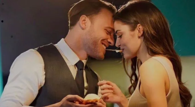 Eine weitere überraschende Entwicklung von Hande Erçel und Kerem Bürsin, Partner von Sen Çal Kapımı!
