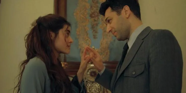 Hände und Seelen vereint! Murat Yıldırım und Simay Barlas faszinieren in der Aziz-Serie!