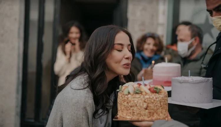 Überraschungs-Geburtstagsfeier für Özge Gürel am Set der Hayaller ve Hayatlar-Serie