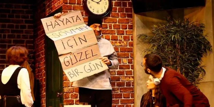 Mesut-Kommissar der Arka Sokaklar-Reihe, Şevket Çoruh, ließ seine Freunde in seinem neuen Spiel nicht allein
