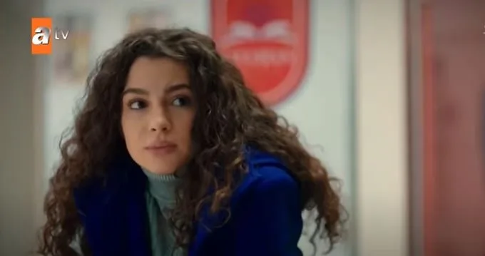 Auf dem Regiestuhl saß diesmal die junge Schauspielerin Su Burcu Yazgı Coşkun in der TV-Serie Kardeşlerim!