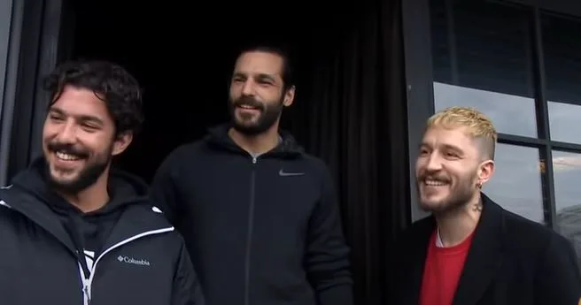 Schauen Sie sich Serkan Çayoğlus berühmten Freund an, der ihm beim Reiten hilft!