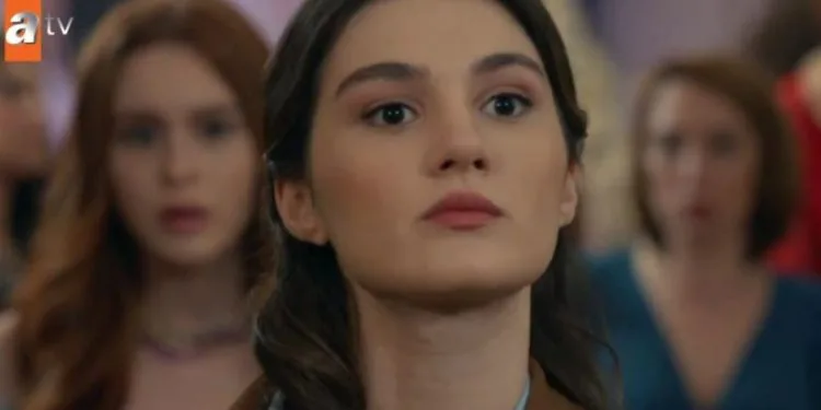 Gizem Güneş eroberte die Herzen mit der Lehrerin Elif, deren Adı Sevgi-Serie!
