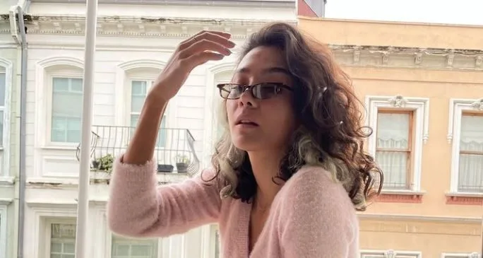 Die Posen, über die viel gesprochen wird, von Aybüke Pusat, der Hauptrolle in der Serie Hayaller ve Hayatlar!