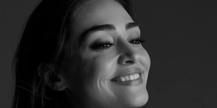 Esra Bilgiç verzauberte mit ihrer Schönheit und ihrem neuen Stil, ihre Fans mochten es sehr!