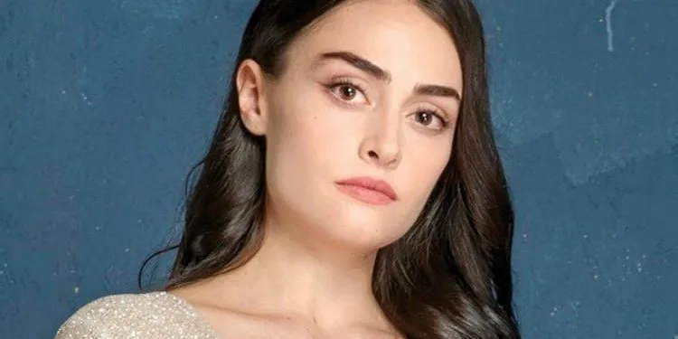 Esra Bilgiç kündigte ihren Film, über den mit Kampfszenen gesprochen werden soll, in den sozialen Medien an