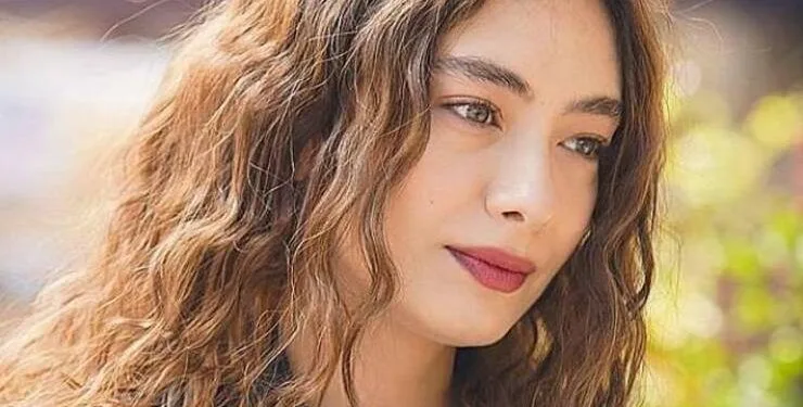 Mit was ist Neslihan Atagül, der einen neuen TV-Serienvertrag unterschrieben hat, jetzt?