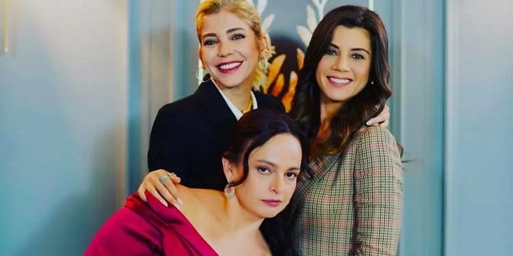 Selen Uçer kehrt mit der Kara Tahta-Serie auf die Bildschirme zurück, auf die alle sehnsüchtig warten!