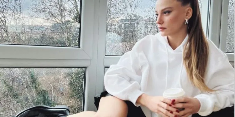 Serenay Sarıkaya, die von den Liebesvorwürfen überwältigt wird, erlebt die Aufregung ihrer neuen Serie