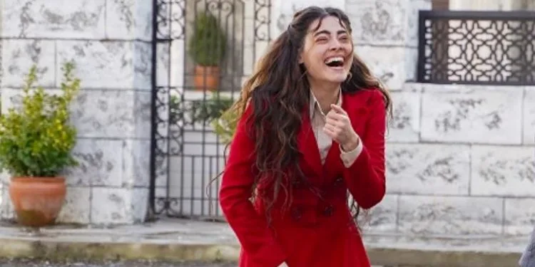 Die wahre Liebe von Simay Barlas, die Efnan in der Aziz-TV-Serie spielt, erschien