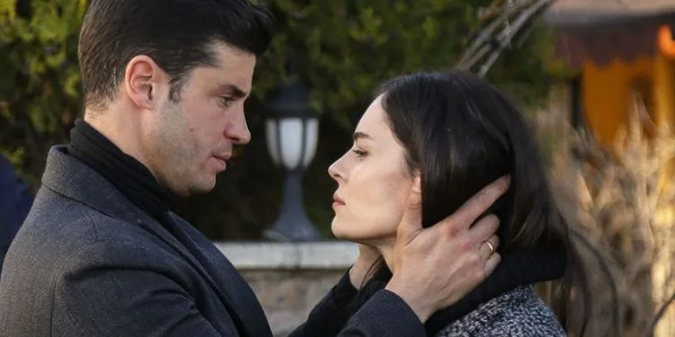 Yıldız Çağrı Atiksoy und Berk Oktay änderten ihre Pläne für die Hochzeit